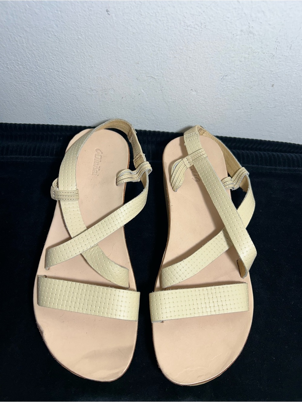 Olukai Comfort Cross-Strap Sandals in Light Yellow Sz 8 - Picture 2 of 10